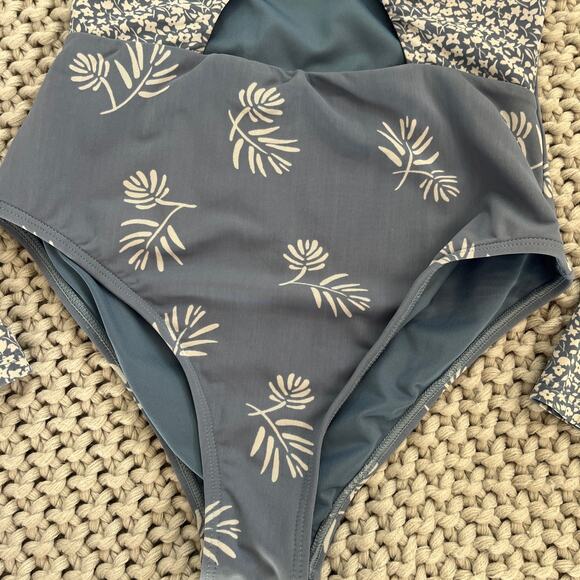 Billabong• Long Sleeve Swimsuit Surfsuit - Picture 6 of 8